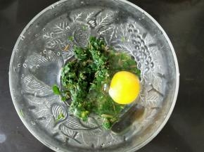 马齿苋放入碗里，接着打入一个鸡蛋。