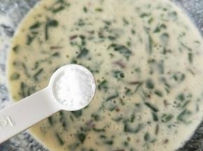 搅拌均匀后再加入适量盐，再次搅拌均匀的鸡蛋糊。