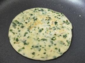 然后再翻面，把另一面也煎至金黄即可出锅，切块装盘。