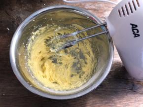 打发至黄油颜色变浅，蓬松状态