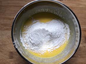 筛入低筋面粉和玉米淀粉搅拌均匀