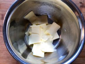 黄油提前拿出软化，能按下手指印即可