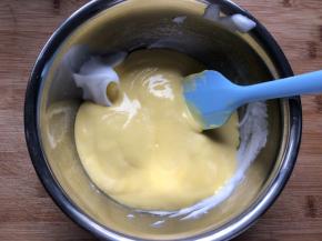 再倒回蛋白盆中，继续翻拌均匀