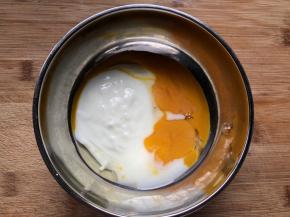 蛋白和蛋黄分离，蛋白盆中应无油无水无蛋黄，蛋黄加入酸奶搅拌均匀