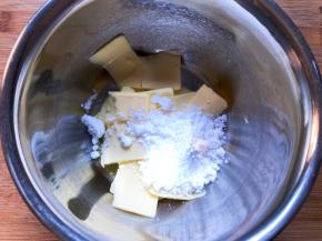 加入糖粉用电动打蛋器打发