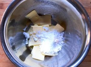 加入糖粉用电动打蛋器打发