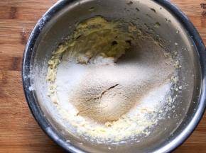 筛入低筋面粉和红豆薏米粉