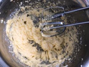 打发至羽毛状态