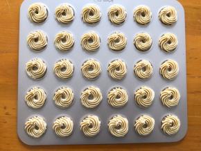 装入裱花袋，8齿裱花嘴，挤入烤盘