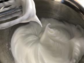 蛋白加入柠檬汁，白砂糖分三次加入打发，打发至湿性发泡，拉起打蛋头有弯钩状态