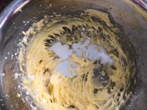 分两次加入纯牛奶继续打发均匀