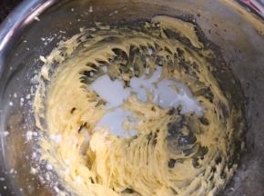 分两次加入纯牛奶继续打发均匀