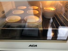 放入预热好的烤箱中150度，上下火中层25到30分钟