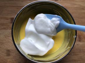 分一半蛋白到蛋黄糊中，翻拌均匀