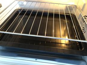 用水浴法烤，烤箱下层放入烤盘，倒入冷水，放一个烤网在上面