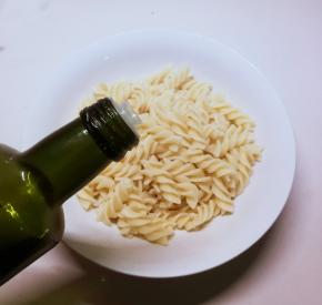 煮熟后淋入半勺食用油