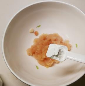 鸡肉中放入干淀粉