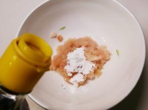放入半勺生抽