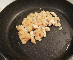 炒锅中放入2勺食用油 热锅凉油 放入鸡肉丁