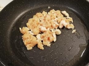 炒锅中放入2勺食用油 热锅凉油 放入鸡肉丁