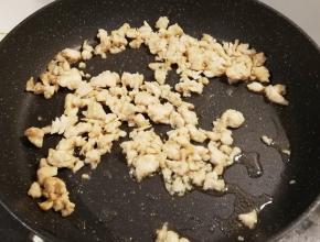 小火炒制 鸡肉粒粒分离  微微发黄