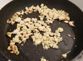 小火炒制 鸡肉粒粒分离  微微发黄
