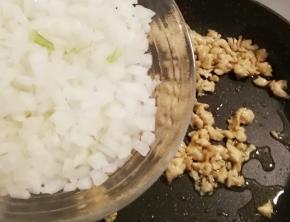 改中火  放入洋葱丁