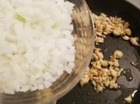改中火  放入洋葱丁