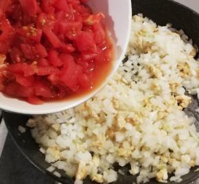 洋葱炒软后放入番茄