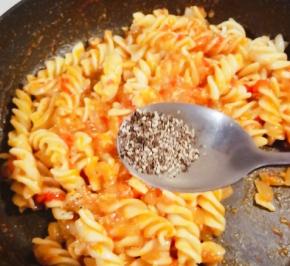 酱完全包裹住螺丝粉   放入黑胡椒碎  拌匀出锅