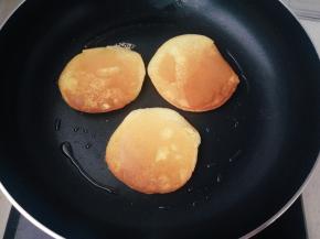 翻面，再焖2～3分，淡奶油加糖打发至7分发，倒在松饼上即可。