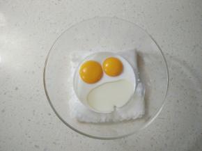 鸡蛋先分离，蛋黄和蛋清分离到两个干净的碗里，加入牛奶和玉米油。