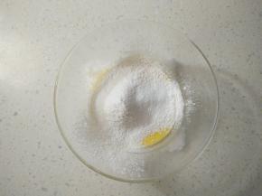 筛入低筋面粉和泡打粉。