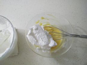 取二分之一蛋白霜加入蛋黄糊，翻拌均匀。