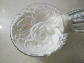 蛋白分两次加糖，打至干性发泡。