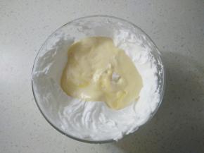 再倒回蛋白霜盆里。