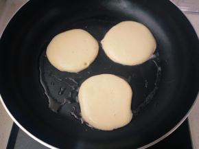 锅子烧热转成小火放少许色拉油，用勺子挖适量面糊放入锅内，再倒入几滴清水。