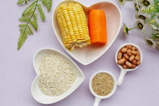 大米100g，藜麦30g，胡萝卜半根，玉米半根，花生30g。