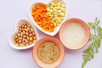 胡萝卜玉米切粒，大米、藜麦泡30分钟洗净，花生清洗干净。