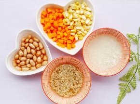 胡萝卜玉米切粒，大米、藜麦泡30分钟洗净，花生清洗干净。