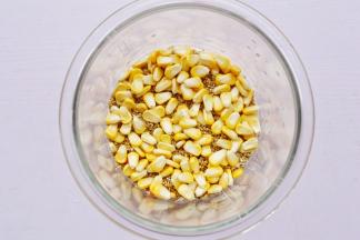 大米玉米藜麦放入锅中。