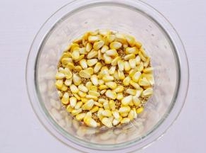 大米玉米藜麦放入锅中。