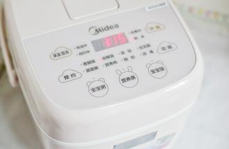 放入锅中，开启杂粮饭模式，煮1小时一刻钟。