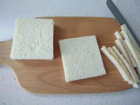 土司切掉四周边角。