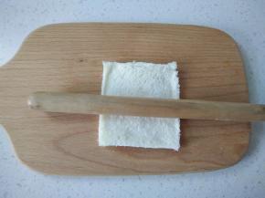 用擀面杖擀薄。