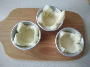 蛋糕杯抹一层黄油烤出来颜色金黄也防粘，放进土司片。