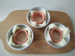 香肠切薄片，在土司里围一圈.