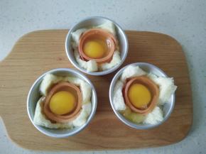 每个里面打入一个鸡蛋，撒少许盐。