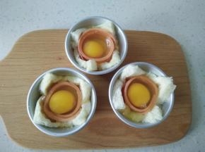 每个里面打入一个鸡蛋，撒少许盐。