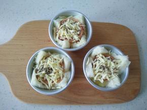 在鸡蛋上面撒些芝士碎，和黑胡椒碎。